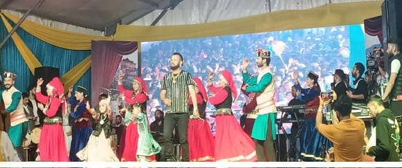 रोहडू मेले की अंतिम सांस्कृतिक संध्या में नाटी किंग कुलदीप शर्मा प्रस्तुति देते रोहडू मेले की अंतिम सांस्कृतिक संध्या में नाटी किंग कुलदीप शर्मा प्रस्तुति देते
