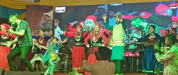 रोहडू मेले की अंतिम सांस्कृतिक संध्या में नाटी किंग कुलदीप शर्मा प्रस्तुति देते रोहडू मेले की अंतिम सांस्कृतिक संध्या में नाटी किंग कुलदीप शर्मा प्रस्तुति देते
