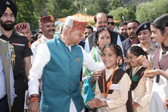 राज्यपाल शिव प्रताप शुक्ल मैहला में पारंपरिक परिधान में पहुंची महिलाओं के साथ। विभाग राज्यपाल शिव प्रताप शुक्ल मैहला में पारंपरिक परिधान में पहुंची महिलाओं के साथ। विभाग