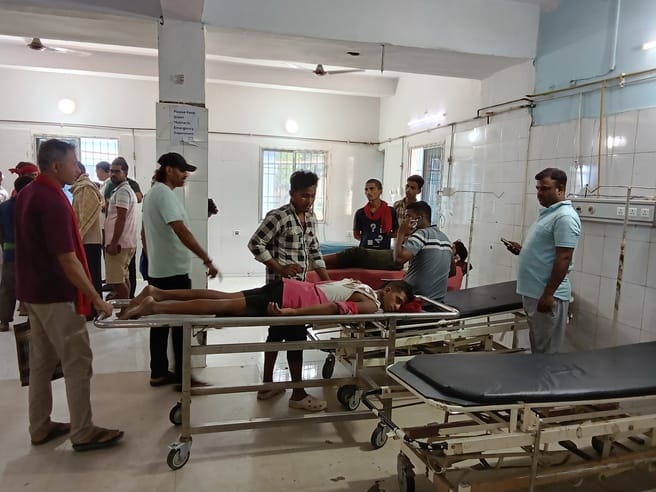 सदर अस्पताल में घायल से जानकारी लेती पुलिस