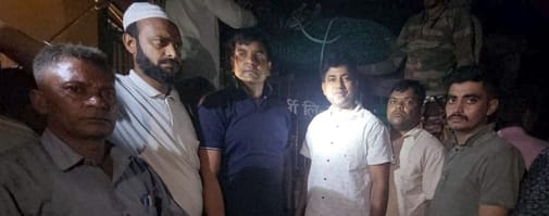 -स्योहारा ग्राम मुंडाखेड़ी में पिंजरे में कैद हुआ गुलदार। स्रोत ग्रामीण -स्योहारा ग्राम मुंडाखेड़ी में पिंजरे में कैद हुआ गुलदार। स्रोत ग्रामीण