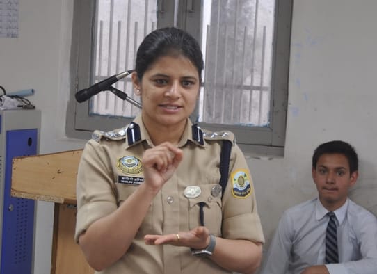 धर्मशाला के राजकीय हाई स्कूल कोतवाली बाजार में अमर उजाला की पुलिस की पाठशाला के दौरान पुलिस अधी