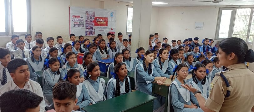 धर्मशाला के राजकीय हाई स्कूल कोतवाली बाजार में अमर उजाला की पुलिस की पाठशाला के दौरान पुलिस अधी