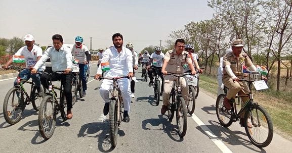 23जेएनडी39: साइक्लोथॉन यात्रा के स्वागत में सांस्कृतिक प्रस्तुति देती लड़कियां। संवाद 23जेएनडी39: साइक्लोथॉन यात्रा के स्वागत में सांस्कृतिक प्रस्तुति देती लड़कियां। संवाद