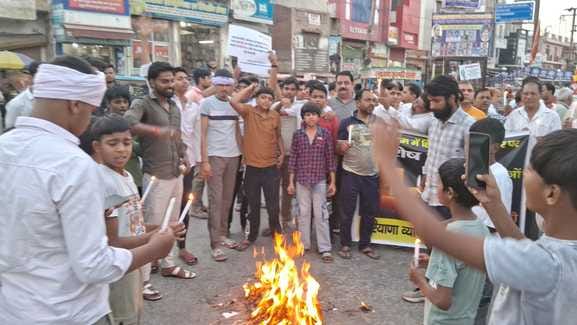 23jjrp21- आंबेडकर चौक पर कैंडल मार्च निकालते विभिन्न संगठनों के प्रतिनिधि। संवाद
