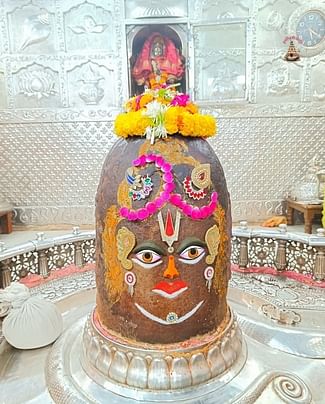 एकादशी पर ऐसे सजे बाबा महाकाल....