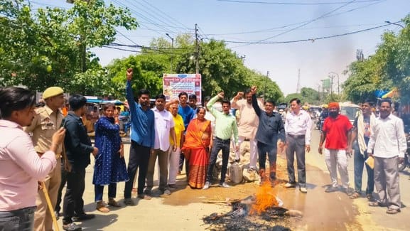 आंवला। ज्ञापन सौंपते हिंदू जागरण मंच कार्यकर्ता-संवाद