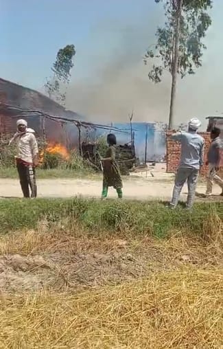 बहेड़ी। उतरसिया मोहलिया गांव में इसी झोपड़ी की आग में जिंदा जल गई बच्ची