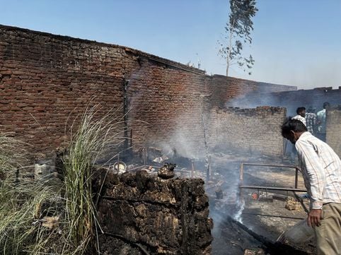 बहेड़ी। उतरसिया मोहलिया गांव में इसी झोपड़ी की आग में जिंदा जल गई बच्ची