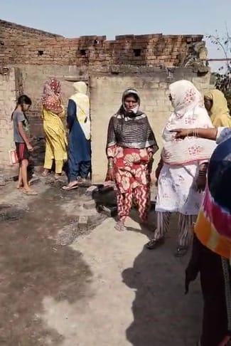 बहेड़ी। उतरसिया मोहलिया गांव में इसी झोपड़ी की आग में जिंदा जल गई बच्ची