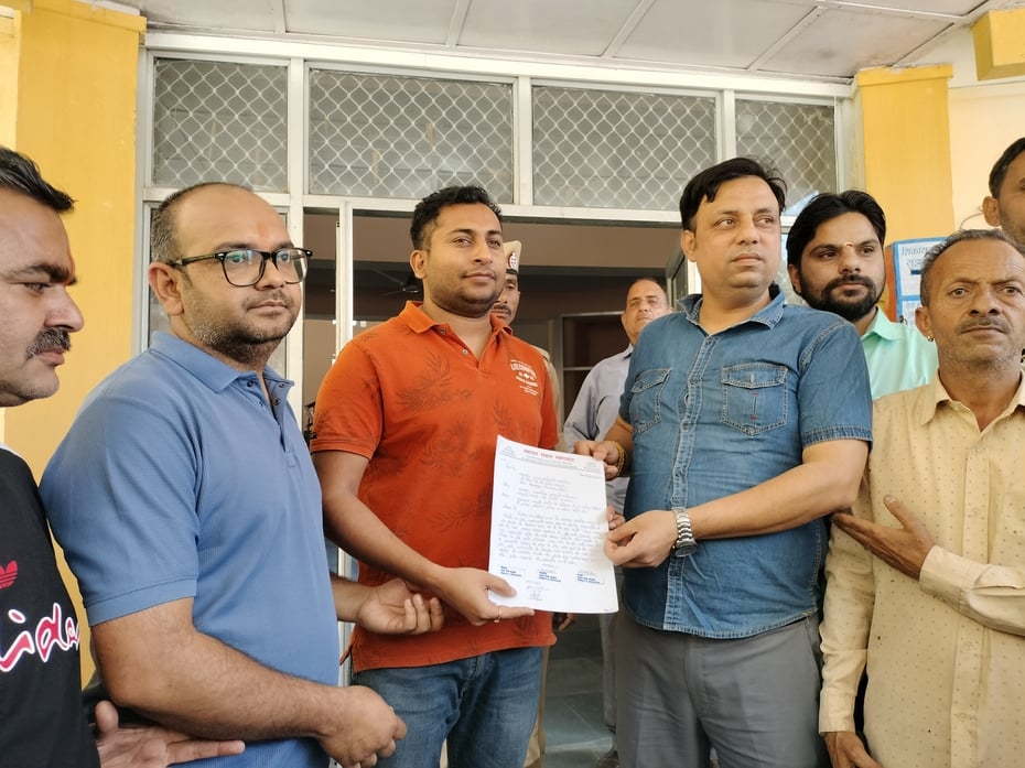 जिला बार संघ के सदस्य डीसी बिलासपुर के माध्यम से राज्यपाल और राष्ट्रपति को पहलगाम में हुए आतंकी जिला बार संघ के सदस्य डीसी बिलासपुर के माध्यम से राज्यपाल और राष्ट्रपति को पहलगाम में हुए आतंकी