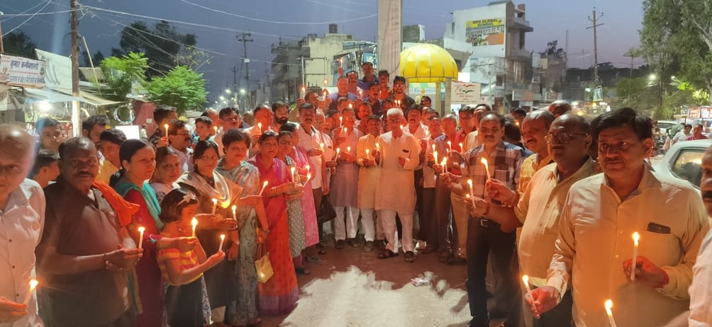 जलीलपुर में आतंकवाद का पुतला फूंकते हिंदू राष्ट्र सेना कार्यकर्ता स्रोत कार्यकर्ता जलीलपुर में आतंकवाद का पुतला फूंकते हिंदू राष्ट्र सेना कार्यकर्ता स्रोत कार्यकर्ता