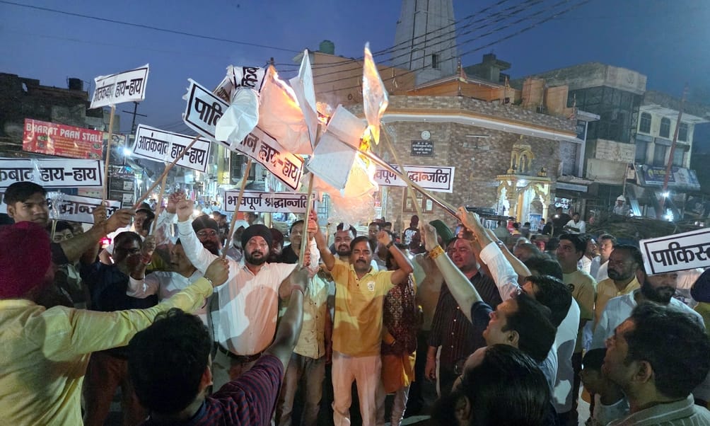 जलीलपुर में आतंकवाद का पुतला फूंकते हिंदू राष्ट्र सेना कार्यकर्ता स्रोत कार्यकर्ता जलीलपुर में आतंकवाद का पुतला फूंकते हिंदू राष्ट्र सेना कार्यकर्ता स्रोत कार्यकर्ता