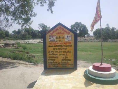 जैतीपुर क्षेत्र के गांव आलमपुर में सूखे पड़े अमृत सरोवर में थोपे जा रहे उपले। संवाद जैतीपुर क्षेत्र के गांव आलमपुर में सूखे पड़े अमृत सरोवर में थोपे जा रहे उपले। संवाद
