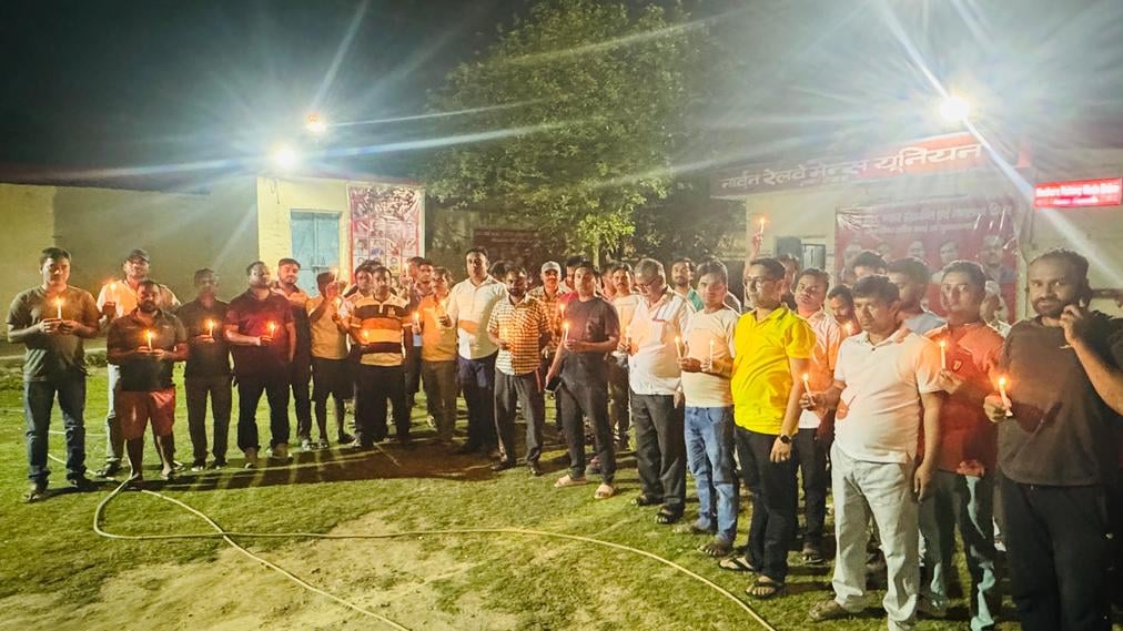 खिरनी बाग चौराहा पर हिंदृ युवा वाहिनी के कार्यकर्ताओं ने पाकिस्तान के प्रधानमंत्री का पुतला फू खिरनी बाग चौराहा पर हिंदृ युवा वाहिनी के कार्यकर्ताओं ने पाकिस्तान के प्रधानमंत्री का पुतला फू
