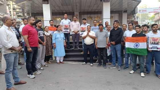 पहलगाम आतंकी हमले के खिलाफ गांधी चौक में कैंडल मार्च निकालते डीएवी स्कूल हमीरपुर के विद्यार्थी। पहलगाम आतंकी हमले के खिलाफ गांधी चौक में कैंडल मार्च निकालते डीएवी स्कूल हमीरपुर के विद्यार्थी।