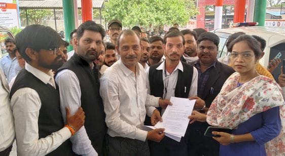 सिटी मजिस्ट्रेट को ज्ञापन देते उ.प्र.उद्योग व्यापार मंडल के पदाधिकारी।स्रोत-संगठन सिटी मजिस्ट्रेट को ज्ञापन देते उ.प्र.उद्योग व्यापार मंडल के पदाधिकारी।स्रोत-संगठन
