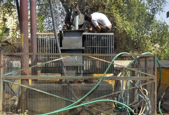 दबतोरी में बिजली की जर्जर लाइन। संवाद दबतोरी में बिजली की जर्जर लाइन। संवाद