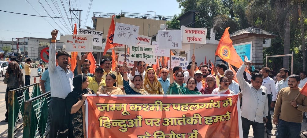 दौलतपुर चौक में जम्मू-कश्मीर के पहलगाम में हुए हमले के विरोध में रोष रैली निकालते हुए।संवाद दौलतपुर चौक में जम्मू-कश्मीर के पहलगाम में हुए हमले के विरोध में रोष रैली निकालते हुए।संवाद