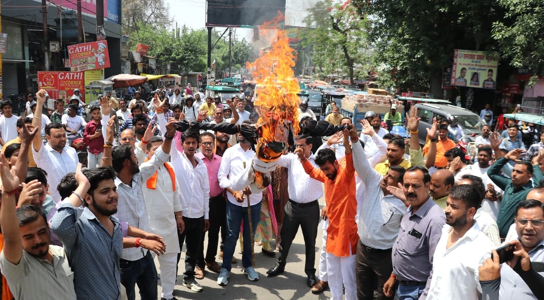 धामपुर में इस्लामिक आतंकवाद का पुतला फूंकते विहिप बजरंग दल कार्यकर्ता स्रोत संवाद धामपुर में इस्लामिक आतंकवाद का पुतला फूंकते विहिप बजरंग दल कार्यकर्ता स्रोत संवाद