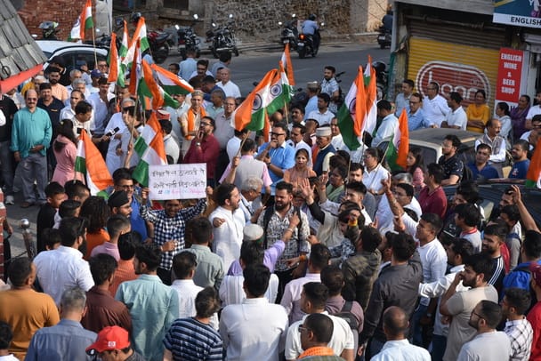 धर्मशाला के कोतवाली बाजार में पहलगांव में हुए आतंकवादी हमले के विरोध में पाकिस्तान के खिलाफ प् धर्मशाला के कोतवाली बाजार में पहलगांव में हुए आतंकवादी हमले के विरोध में पाकिस्तान के खिलाफ प्