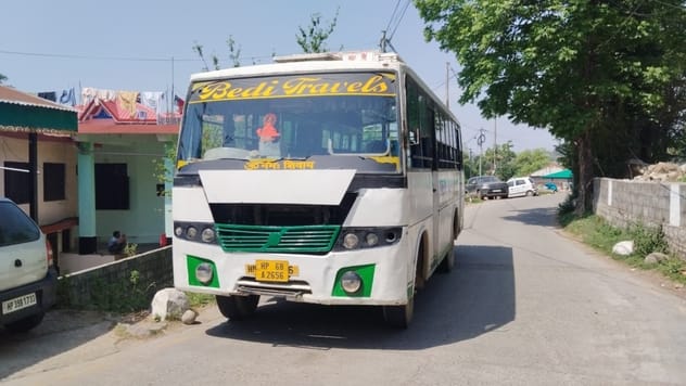 धर्मशाला के दाड़ी वाईपास पर खराब हुई निजी बस के कारण ट्रैफिक बंद हो गया। वहीं दूसरी सड़क पर लगा धर्मशाला के दाड़ी वाईपास पर खराब हुई निजी बस के कारण ट्रैफिक बंद हो गया। वहीं दूसरी सड़क पर लगा