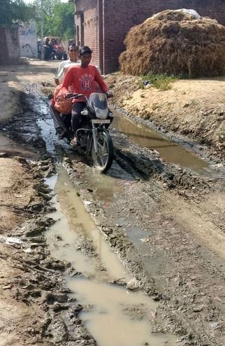 उसहैत के प्राथमिक विद्यालय शिंभू नगला को जाने वाले रास्ते की हालत। संवाद उसहैत के प्राथमिक विद्यालय शिंभू नगला को जाने वाले रास्ते की हालत। संवाद