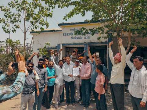 आक्रोशित ग्रामीणों ने नारेबाजी कर प्रकट किया अपना आक्रोश