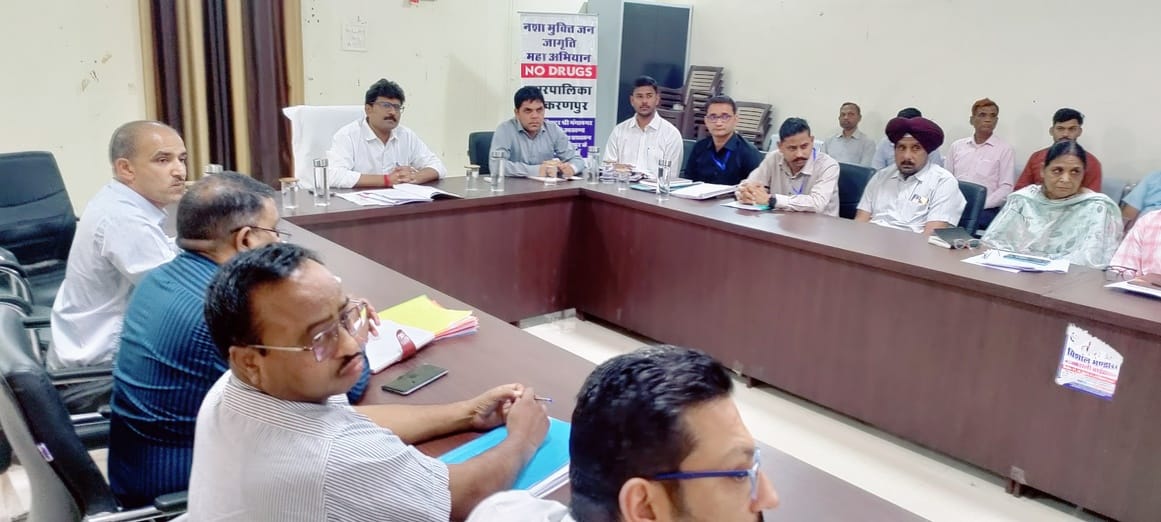 अधिकारियों को दिशा निर्देश देते संभागीय आयुक्त अधिकारियों को दिशा निर्देश देते संभागीय आयुक्त