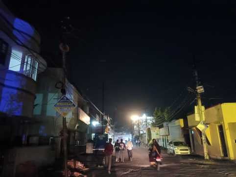 बुधवार की रात शहर के रामलीला मार्ग पर छाया अंधेरा संवाद