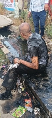 फोटो 27: सोनीपत के खरखौदा में दिल्ली मार्ग पर पैर फिसलने से नाले में गिरा व्यक्ति। संवाद फोटो 27: सोनीपत के खरखौदा में दिल्ली मार्ग पर पैर फिसलने से नाले में गिरा व्यक्ति। संवाद