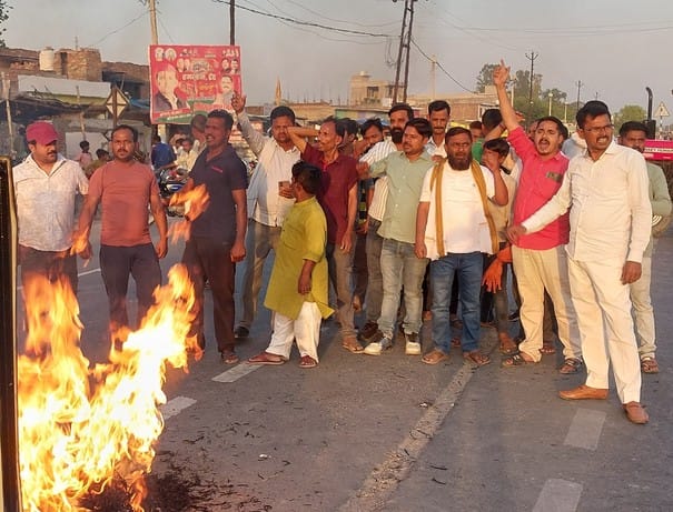 गोला के चौराहे पर पुतला फूंकते अखिल भारतीय विद्यार्थी परिषद के लोग। संवाद गोला के चौराहे पर पुतला फूंकते अखिल भारतीय विद्यार्थी परिषद के लोग। संवाद