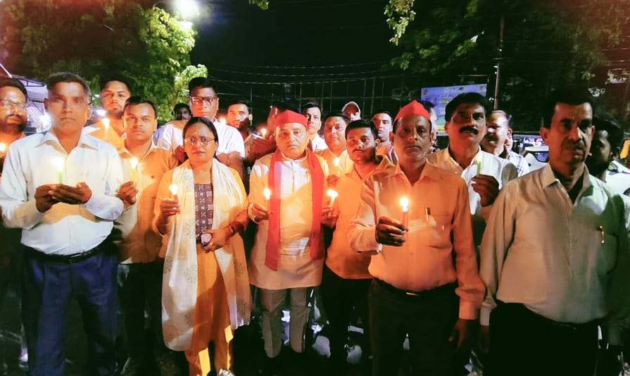 गोला के चौराहे पर पुतला फूंकते अखिल भारतीय विद्यार्थी परिषद के लोग। संवाद गोला के चौराहे पर पुतला फूंकते अखिल भारतीय विद्यार्थी परिषद के लोग। संवाद