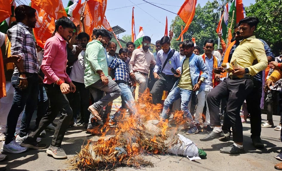 गोला के चौराहे पर पुतला फूंकते अखिल भारतीय विद्यार्थी परिषद के लोग। संवाद गोला के चौराहे पर पुतला फूंकते अखिल भारतीय विद्यार्थी परिषद के लोग। संवाद