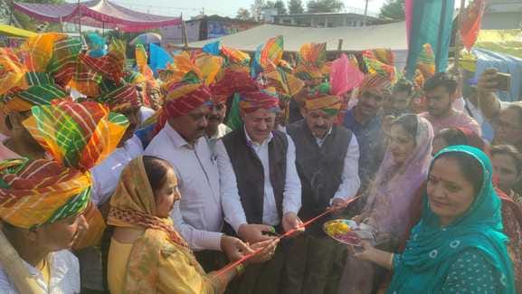 जाहू मेवा उत्सव में स्वदेशी उत्पादों की प्रदर्शनी का शुभारंभ करते नगर एवं ग्राम नियोजन, आवास, त जाहू मेवा उत्सव में स्वदेशी उत्पादों की प्रदर्शनी का शुभारंभ करते नगर एवं ग्राम नियोजन, आवास, त