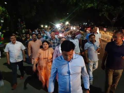 जम्मू कश्मीर के पहलगाम में सैलानियों पर हुए आतंकी हमलों के विरोध प्रदर्शन में मशाल जुलूस निकालत जम्मू कश्मीर के पहलगाम में सैलानियों पर हुए आतंकी हमलों के विरोध प्रदर्शन में मशाल जुलूस निकालत