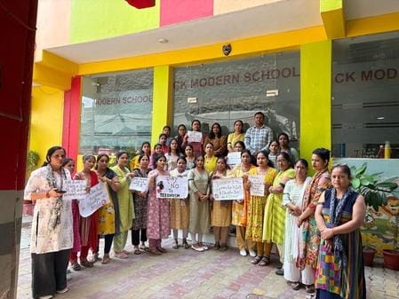 जम्मू कश्मीर के पहलगाम में सैलानियों पर हुए आतंकी हमलों के विरोध प्रदर्शन में मशाल जुलूस निकालत जम्मू कश्मीर के पहलगाम में सैलानियों पर हुए आतंकी हमलों के विरोध प्रदर्शन में मशाल जुलूस निकालत