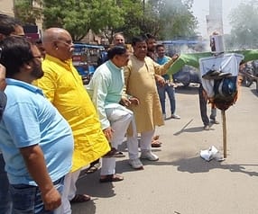 जम्मू कश्मीर के पहलगाम में सैलानियों पर हुए आतंकी हमलों के विरोध प्रदर्शन में मशाल जुलूस निकालत जम्मू कश्मीर के पहलगाम में सैलानियों पर हुए आतंकी हमलों के विरोध प्रदर्शन में मशाल जुलूस निकालत