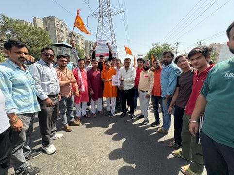 जम्मू कश्मीर के पहलगाम में सैलानियों पर हुए आतंकी हमलों के विरोध प्रदर्शन में मशाल जुलूस निकालत जम्मू कश्मीर के पहलगाम में सैलानियों पर हुए आतंकी हमलों के विरोध प्रदर्शन में मशाल जुलूस निकालत
