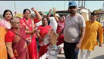 कैंडल मार्च में पुवायां के  राजीव  चौक पर पहुंचे व्यापार मंडल पदाधिकारी। संवाद