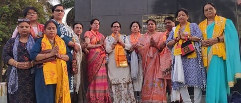 कैंडल मार्च में पुवायां के  राजीव  चौक पर पहुंचे व्यापार मंडल पदाधिकारी। संवाद