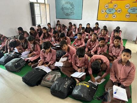 कंपोजिट विद्यालय काशीराम में कक्ष से छूटता प्लास्टर व खराब पड़ा पंखा। संवाद कंपोजिट विद्यालय काशीराम में कक्ष से छूटता प्लास्टर व खराब पड़ा पंखा। संवाद