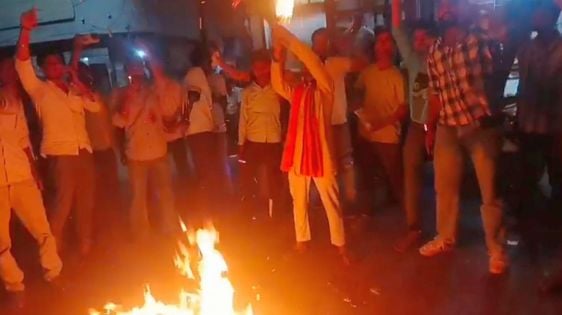 कुंवरगांव में पाकिस्तान का पुतला फूंक कर विरोध प्रदर्शन करते नगरवासी। संवाद