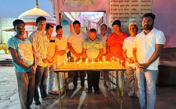कुंवरगांव में पाकिस्तान का पुतला फूंक कर विरोध प्रदर्शन करते नगरवासी। संवाद
