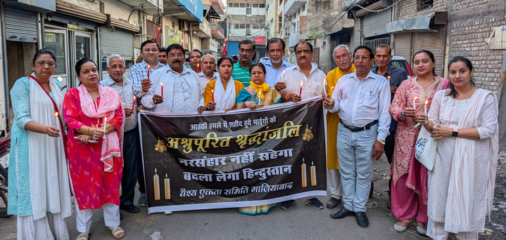 नवयुग मार्केट में मोमबत्ती जलाकर श्रद्धांजलि देते कांग्रेस कार्यकर्ता। संवाद नवयुग मार्केट में मोमबत्ती जलाकर श्रद्धांजलि देते कांग्रेस कार्यकर्ता। संवाद