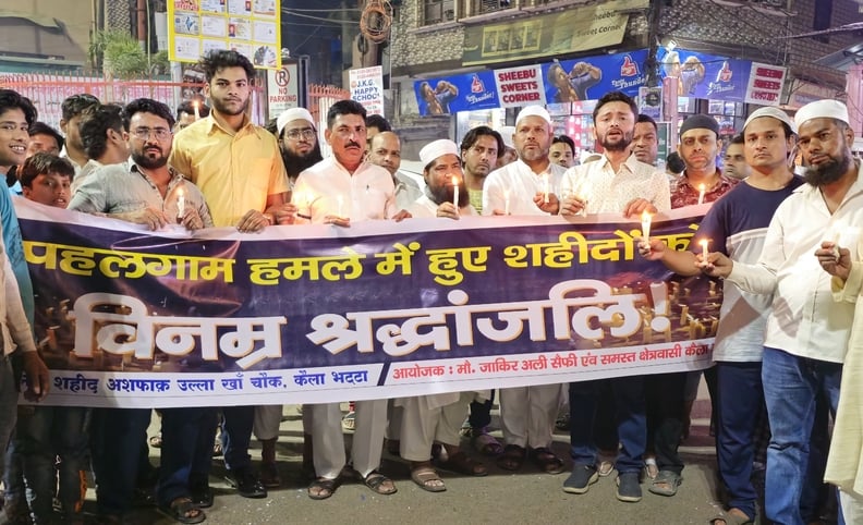 नवयुग मार्केट में मोमबत्ती जलाकर श्रद्धांजलि देते कांग्रेस कार्यकर्ता। संवाद नवयुग मार्केट में मोमबत्ती जलाकर श्रद्धांजलि देते कांग्रेस कार्यकर्ता। संवाद