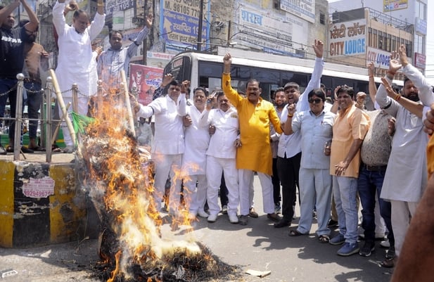 नवयुग मार्केट में मोमबत्ती जलाकर श्रद्धांजलि देते कांग्रेस कार्यकर्ता। संवाद नवयुग मार्केट में मोमबत्ती जलाकर श्रद्धांजलि देते कांग्रेस कार्यकर्ता। संवाद