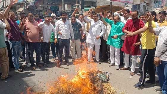 नवयुग मार्केट में मोमबत्ती जलाकर श्रद्धांजलि देते कांग्रेस कार्यकर्ता। संवाद नवयुग मार्केट में मोमबत्ती जलाकर श्रद्धांजलि देते कांग्रेस कार्यकर्ता। संवाद