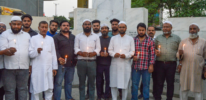 नवयुग मार्केट में मोमबत्ती जलाकर श्रद्धांजलि देते कांग्रेस कार्यकर्ता। संवाद नवयुग मार्केट में मोमबत्ती जलाकर श्रद्धांजलि देते कांग्रेस कार्यकर्ता। संवाद