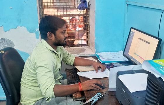 सदर तहसील में खतौनी के लिए लगी लोगों की लाइन। संवाद